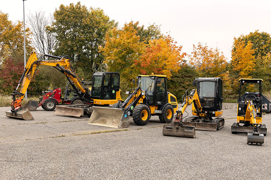 Teil des Maschinenparks bei FH Garten- & Tiefbau Teil des Maschinenparks bei FH Garten- & Tiefbau