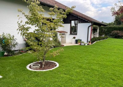 Beeteinfassung mit kleinen Granitsteinen
