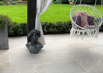 Terrasse mit Natursteinfliesen