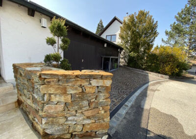 Natursteinmauer im Einfamilienhaus in Freising