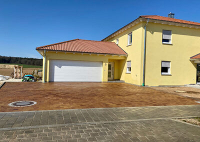 Einfahrt gepflastert, Eingangspodest