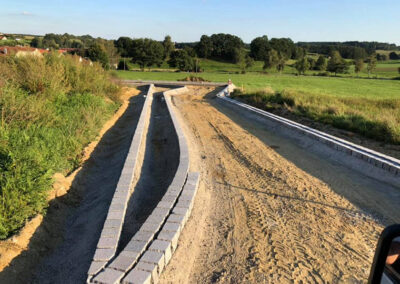 Einfassung von Straße mit Granitpflastersteinen in Gerolsbach